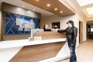 ミズーラにあるHoliday Inn Express and Suites Missoula by IHGの店の窓口に立つ男 +40枚の写真