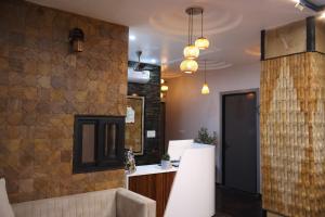 a lobby with a couch and a stone wall at Knight Oasis in Khātu