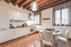 uma cozinha com mesa e cadeiras num quarto em Ca' del Monastero 6 Collection Chic Apartment for 4 Guests with Lift em Veneza