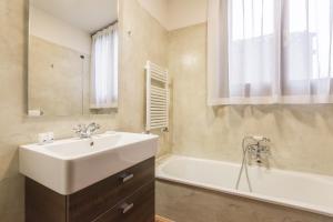 Ένα μπάνιο στο Ca' del Monastero 6 Collection Chic Apartment for 4 Guests with Lift