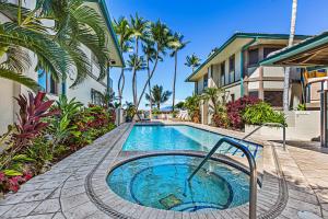 Puunoa Beach Estates 205 في Puunoa: مسبح امام بيت فيه نخيل