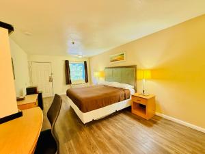 a bedroom with a bed and a table and a desk at Woodbridge Inn By OYO Rome in Rome +39 photos