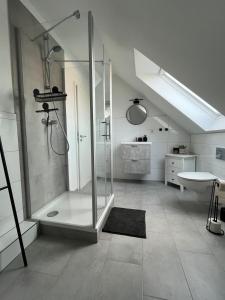 a large bathroom with a shower and a sink at Gemütliche Ferienwohnung in Neustadt am Rübenberge in Neustadt am Rübenberge