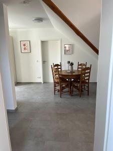 a dining room with a table and chairs at Gemütliche Ferienwohnung in Neustadt am Rübenberge in Neustadt am Rübenberge +9 photos