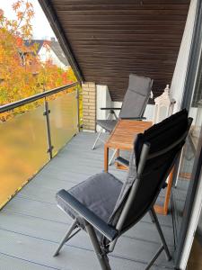 two chairs and a table on a porch at Gemütliche Ferienwohnung in Neustadt am Rübenberge in Neustadt am Rübenberge