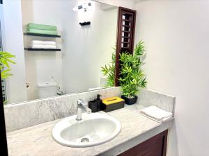 un bagno con lavandino e specchio di Studio bohème a La Trinité Altre 8 foto