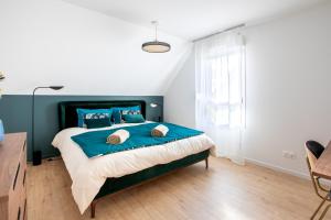 凯泽贝尔Kientzheim - Le coeur des vignes的一间卧室配有蓝色和白色的床