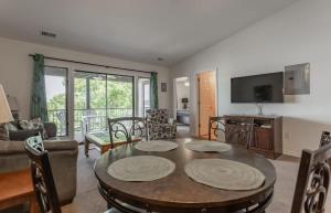 a living room with a table and chairs at Table Rock Lakeview Condo - Sanctuary 446 in Radical