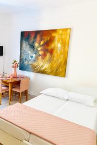 una camera da letto con un letto e un quadro sul muro di Colosseum Window Rome - Central Historical Apartment a Roma