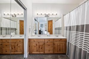 a bathroom with two sinks and a large mirror at Summit Sanctuary, Sleeps 4, Charming Interiors, 20 Minutes from the Mountain! in Gorgosa +15 photos
