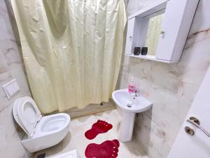 Ένα μπάνιο στο Tirana Rentals 1