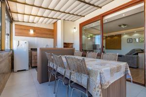 a dining room with a table and chairs at Imóvel bem localizado em Canela, cobertura in Canela