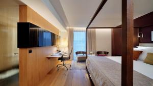 a hotel room with a bed and a desk at B&B HOTEL RZESZÓW CENTRUM in Rzeszów