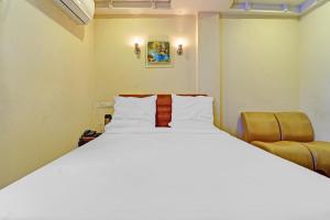 蒂鲁奇奇拉帕利Hotel O Royal的卧室里有一张白色的大床和一把椅子 更多22张照片