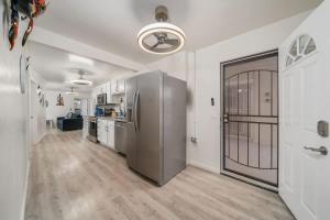 土桑3BR 2BA Cozy Home with Jacuzzi Near Downtown的房间里有带不锈钢冰箱的厨房