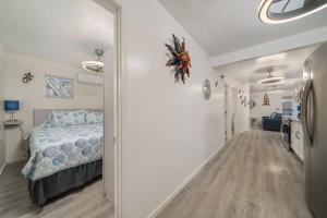 土桑3BR 2BA Cozy Home with Jacuzzi Near Downtown的一间带床的卧室和一条走廊 更多66张照片