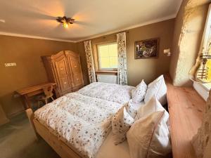 a bedroom with a bed and a window at Sonnenplatz Appartment Ploninger NATUR in Bad Kleinkirchheim