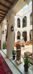 einen großen Innenhof mit Topfpflanzen in einem Gebäude in der Unterkunft Ahmadia Heritage Hiba Guest House - Built in 1916 - Al Ras Metro Station in Dubai