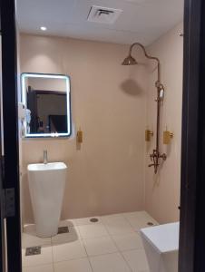 ein Badezimmer mit Toilette und Spiegel in der Unterkunft Ahmadia Heritage Hiba Guest House - Built in 1916 - Al Ras Metro Station in Dubai + 32 Fotos