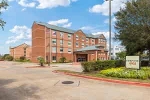 a hotel with a sign in front of a building at Kompose Boutique Hotel Houston Cy-Fair in Houston