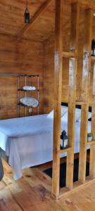 a room with two bunk beds in a log cabin at Dulces Momentos PZ 