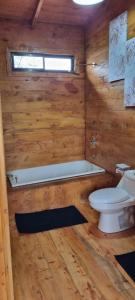 a bathroom with a toilet and a bath tub at Dulces Momentos PZ 