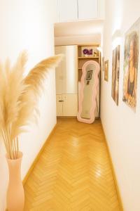 un corridoio con una stanza con un frigorifero rosa di Colosseum Window Rome - Central Historical Apartment a Roma Altre 13 foto