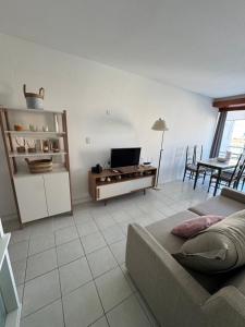 un salon avec un canapé et une table dans l'établissement Amenidades y terraza vista mar, à Punta del Este