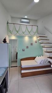 ペーニャにあるPousada Bahamas Scのベッドルーム1室(ベッド1台付)、階段が備わります。 +49枚の写真