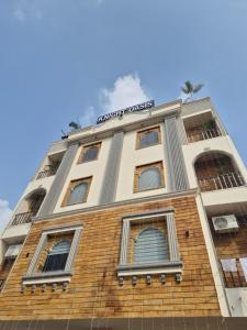 KhātuにあるKnight Oasisの上に看板がある高い建物