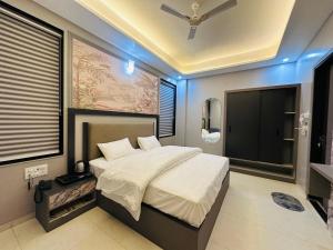 KhātuにあるKnight Oasisのベッドと天井扇風機のある寝室