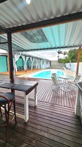ペーニャにあるPousada Bahamas Scのデッキ(テーブル、椅子付)、スイミングプール