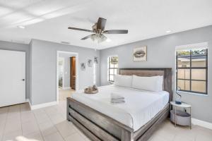 Postel nebo postele na pokoji v ubytování Balay Clearwater - 15 min Beach Heated Pool Fun