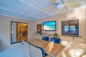 TV a/nebo společenská místnost v ubytování Balay Clearwater - 15 min Beach Heated Pool Fun + 55 fotografií