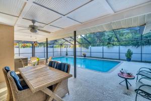 克利尔沃特Balay Clearwater - 15 min Beach Heated Pool Fun的带桌子和游泳池的露台 更多55张照片