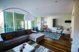 uma sala de estar com um sofá e uma mesa em Quinta da Nogueira no Funchal