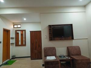 Μια τηλεόραση ή/και κέντρο ψυχαγωγίας στο Airport Guest House - JIA