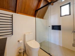 a bathroom with a toilet and a glass shower at Serra e Sossego in Annitapolis
