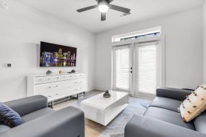 uma sala de estar com um sofá e uma cómoda branca em Peaceful 2BR by the Bay Pool and Coastal Vibes em Apollo Beach