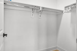 uma barra deslizante para cortina de chuveiro em um banheiro em Peaceful 2BR by the Bay Pool and Coastal Vibes em Apollo Beach