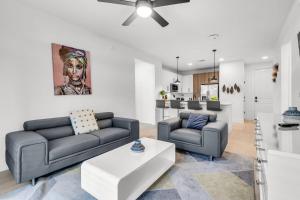 uma sala de estar com dois sofás e uma mesa em Peaceful 2BR by the Bay Pool and Coastal Vibes em Apollo Beach mais 62 fotografias