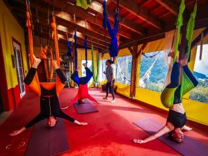 un grupo de personas haciendo yoga en un gimnasio en La Maison ZiaZen, en Porto da Cruz