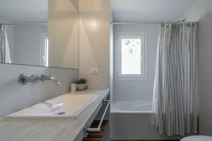 Koupelna v ubytování Oceanfront Mansion + 38 fotografií