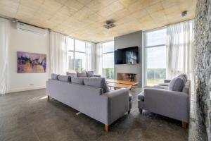 TV a/nebo společenská místnost v ubytování Oceanfront Mansion