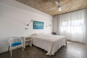 Postel nebo postele na pokoji v ubytování Oceanfront Mansion