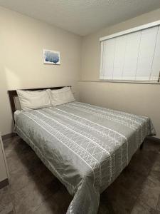 Postel nebo postele na pokoji v ubytování Renovated Studio with Modern and Farmhouse Decor 8