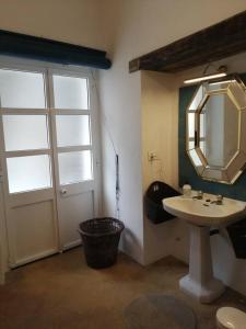 a bathroom with a sink and a mirror at el rinconcito in Sanlúcar de Barrameda