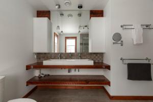 une salle de bain avec un lavabo et un miroir dans l'établissement Pool - Kid Game Room - HotTub, à Saint-Faustin–Lac-Carré 51 autres photos