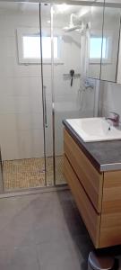 un baño con ducha y lavabo en Charmante maisonnette 1 chambre proche de Nîmes, en Caveirac 22 fotos más