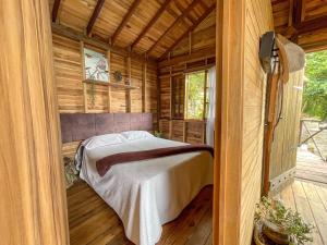 ein Schlafzimmer in einem Blockhaus mit einem Bett in der Unterkunft Villa Amelia in Vista Nieve